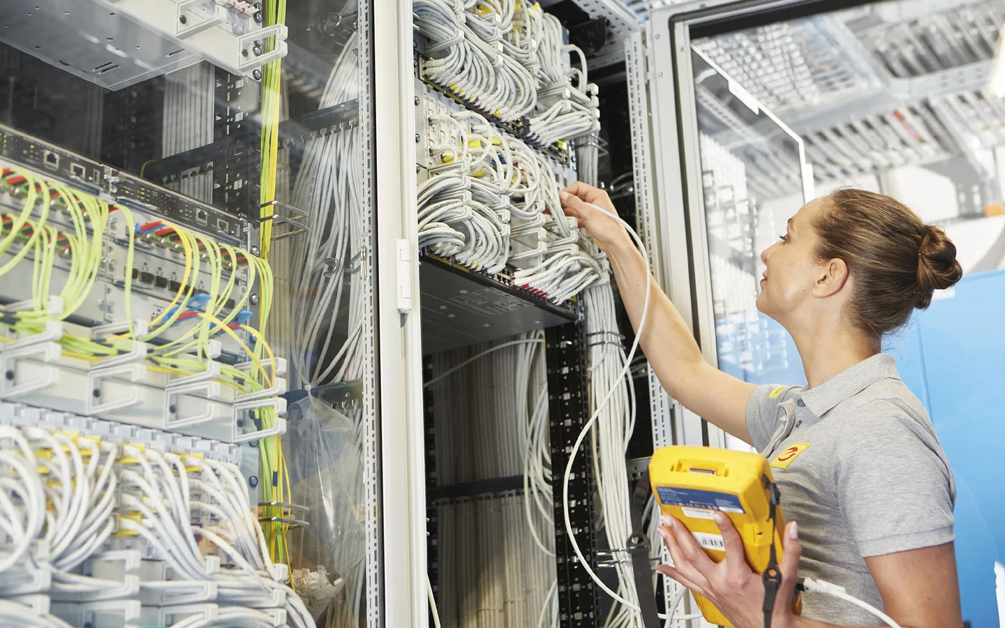 E-CHECK IT - Mitarbeiterin überprüft die Server-Installation mit einem Meßgerät · Finke Elektro