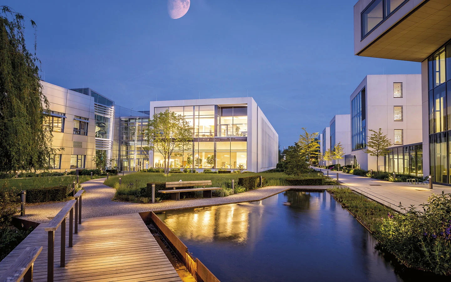 E-CHECK - Blick auf einige beleuchtete Gebäude am Abend · Finke Elektro