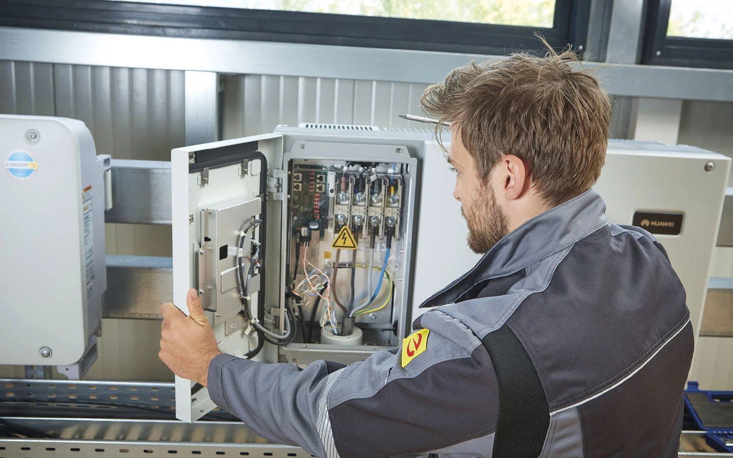 E-CHECK PV - Mitarbeiter überprüft den Wechselrichter · Finke Elektro